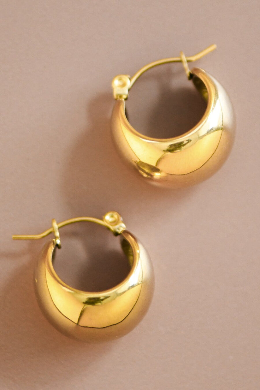 21359370_a664ebed-0138-4176-ac9d-988b622afe3f.jpg Taylor 18K Hoop Earrings